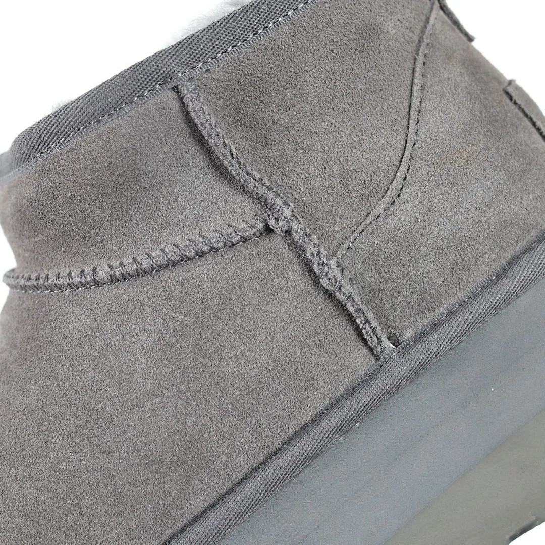 Pick up locally 💰560 Core recommendation good price It is a very suitable choice for home furnishings. In the new year, uug launched a series of styles, which are partial to the preferences of young consumers and have also moved to the forefront of fashion trends. Shoe body material: water-repellent coated suede upper, 17 mm UGGPURE™ implantable wool insole, lightweight non-slip and comfortable rubber outsole, with brand LOGO and trademark, with full packaging Size: 35 36 37 38 39 40